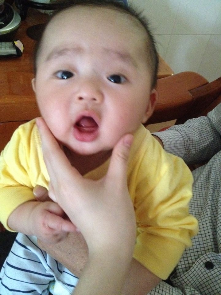 孩子你干嘛张大嘴巴呀！